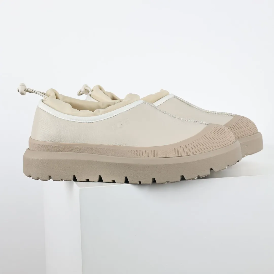 Pick up locally 💰620 Core recommendation Good price Cashmere insoles are a very suitable choice for keeping warm in winter and at home. In the new year, uug launched a series of styles, which are partial to the preferences of young consumers and have also moved to the forefront of fashion trends. Shoe body material Water-repellent coated suede upper 17mm UGGPURE™ implanted wool insole Lightweight non-slip comfortable rubber outsole With brand LOGO Trademark Comes with a full set of packaging Size: 35 36 37 38 39 40 41 42 43 44